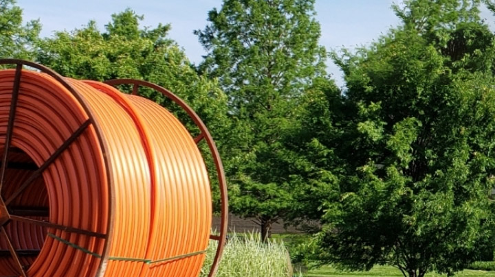 Conduíte da Dura-Line instalado em frente ao escritório da empresa em Knoxville Se você trabalha na área de Farragut, em Knoxville, Tenn., deve ter notado uma pequena construção ao longo da Parkside Drive. Operários estão instalando conduítes da Dura-Line usando perfuração direcionada — uma técnica de construção minimamente invasiva que basicamente enterra o conduíte no solo. Enquanto isso, uma das empresas situadas em Farragut fabrica o conduíte... Estamos falando da Dura-Line.